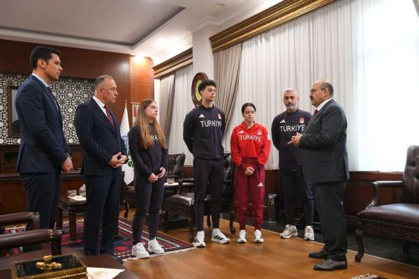 Riyad 2025'te başarılı olan sporculara Vali Ustaoğlu'ndan tebrik