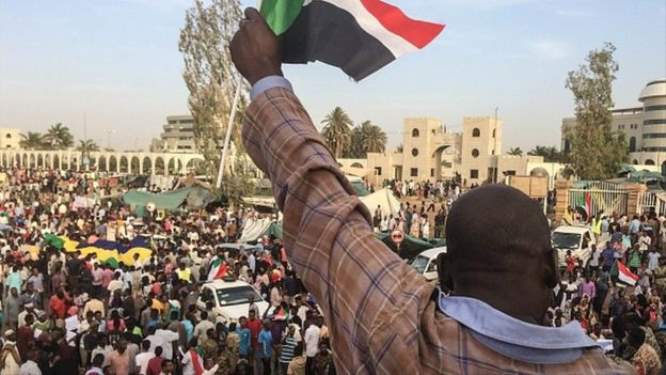 Sudan'da askeri yönetim, hükümeti halka bırakacak