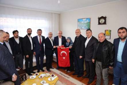 Başkan Bıyık, şehit ailelerine Türk bayrağı hediye etti 