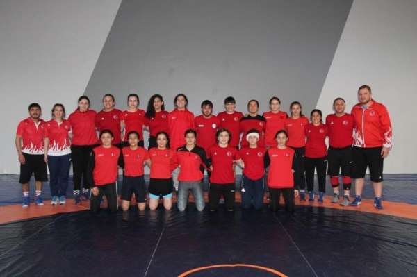 Genç Kadınlar Güreş Milli Takımı Yalova'da kampa-girdi 