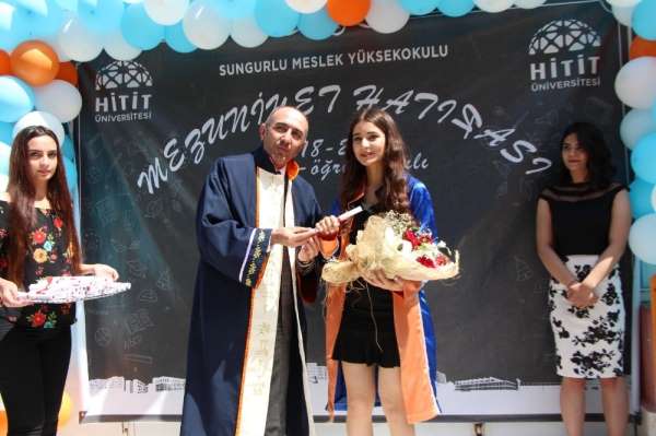 Sungurlu MYO mezuniyet sevinci 