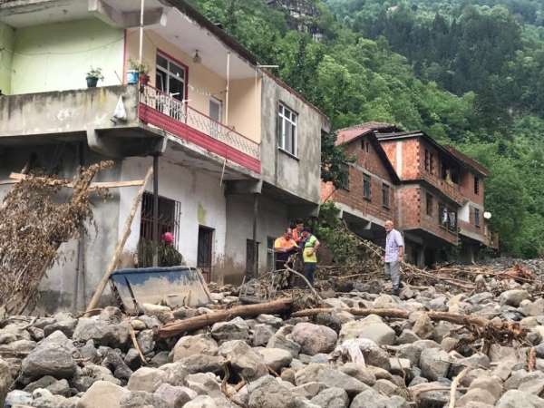 Trabzon'un Araklı ilçesindeki selin ardından afet bölgesinde çalışmalar sürüyor 