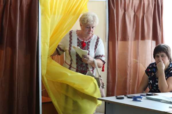 Ukrayna'da genel seçimi de Zelenskiy kazandı 