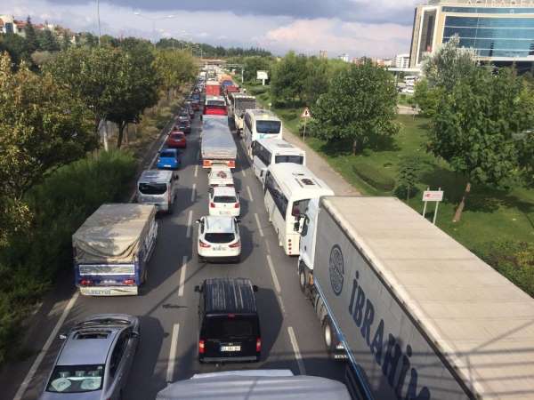 Eskişehir'deki zincirleme trafik kazası trafiği kilitledi 