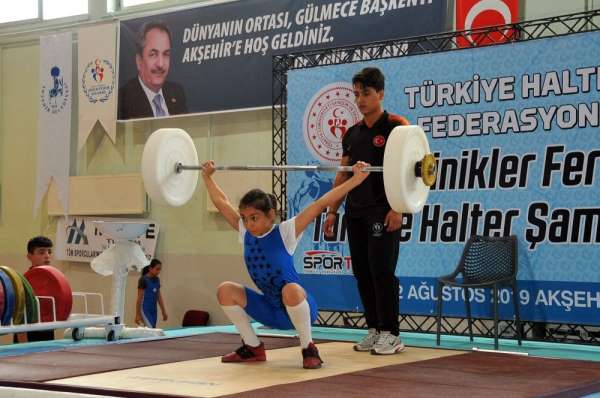 Minikler Ferdi Türkiye Halter Şampiyonası Akşehir'de başladı 