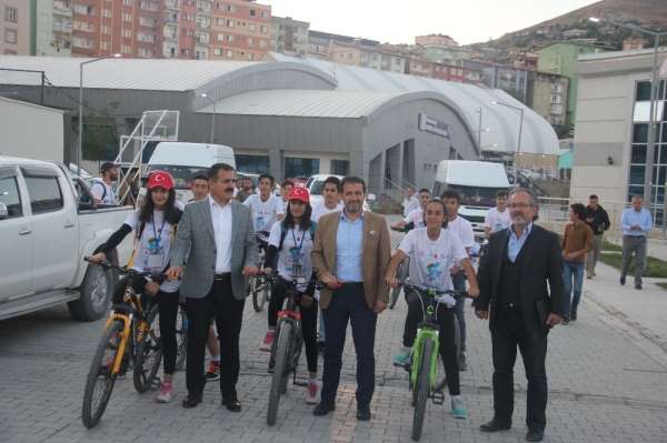 Hakkari'de Uluslararası Dağ Bisikleti Yarışması startı verildi 