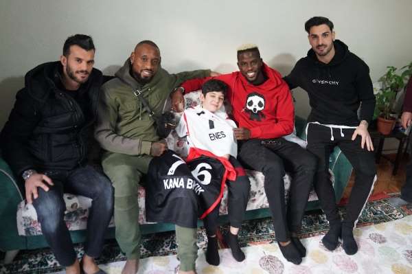 Gaziantep FK futbolcuları Enes'in hayalini gerçekleştirdi 