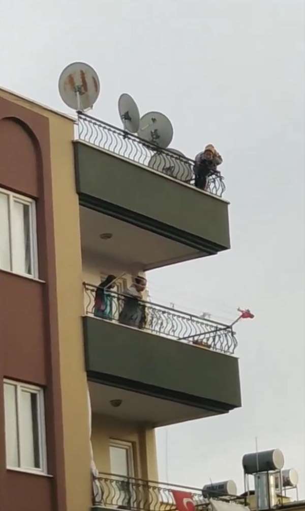 Çatıda intihara teşebbüs eden genç kadının polis tarafından yakalanma anı kamerada 