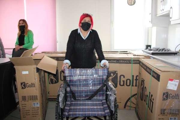 Rüyasında gördüğü milli sporcu Semih Erden, 10 adet tekerlekli sandalye bağışladı 