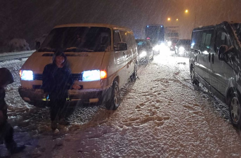 Yoğun kar, Samsun-Ankara yolunu trafiğe kapattı