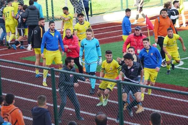 Maçtan sonra saha karıştı, taraftarlar sahaya girdi - İzmir haber