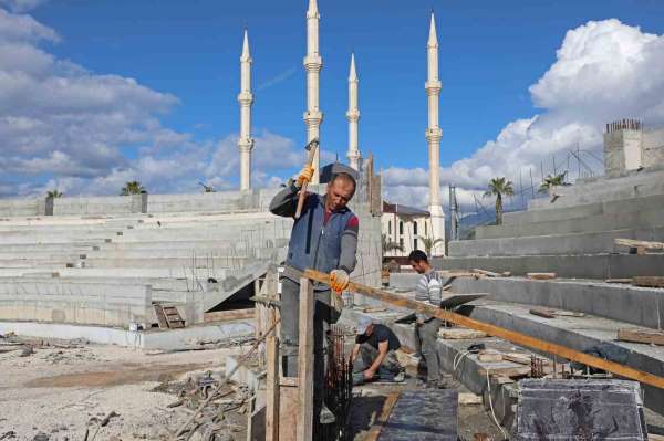 Kumluca Atatürk Stadyumu'nun kaba inşaatı yüzde 85 tamamlandı