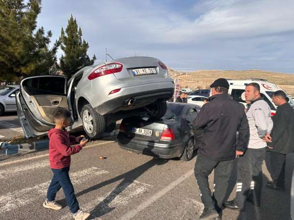 Mardin'de kazaya karışan otomobil çarptığı otomobilin üstüne çıktı