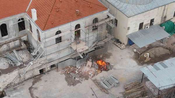 Marmara Üniversitesi rektörlük ve ek hizmet binasının restorasyonu sırasında ateş yaktılar
