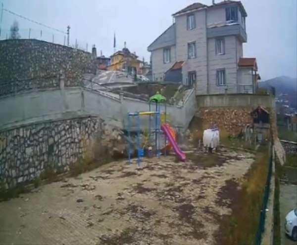 Tokat'ta oyun parkına istinat duvarı çöktü, faciadan dönüldü