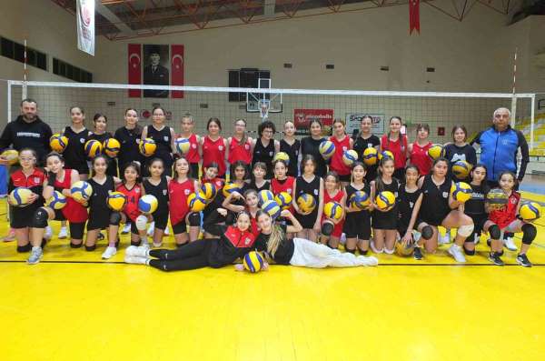 Balıkesir'de öğrenciler sömestr tatilini spor salonunda geçiriyor