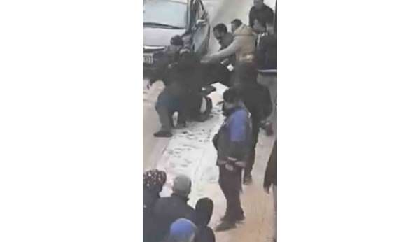 Elazığ'da sokak ortasında tekme tokat kavga: O anlar kamerada