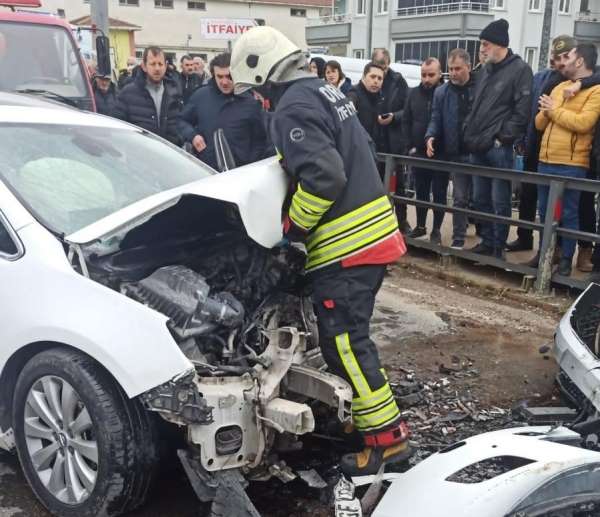 Ordu'da otomobiller çarpıştı: 3'ü ağır 5 yaralı