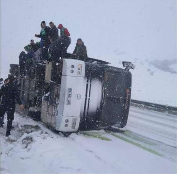 Bursasporlu taraftarların otobüsü devrildi 