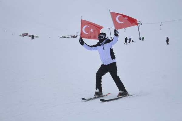 Van'da Türk bayraklı kayak gösterisi 