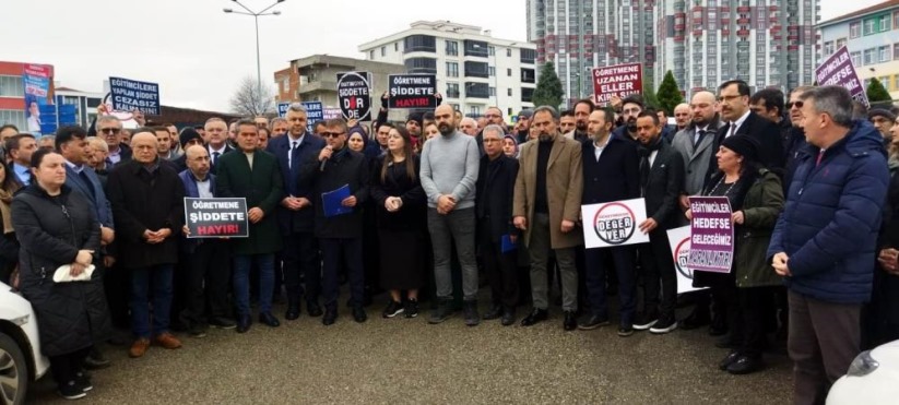 Samsun'da eğitimciler, okul çıkışı darp edilen müdür için toplandı