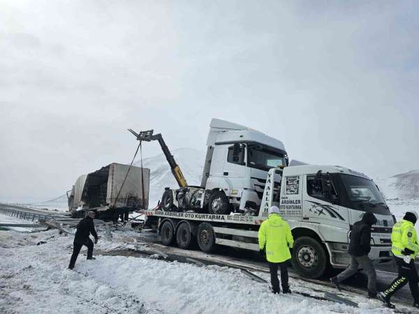 Doğubayazıt-Iğdır kara yolunda cam yüklü tır kaza yaptı