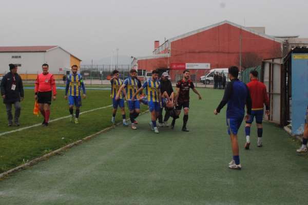 Futbolcunun diz kapağı çıktı, maç sonu ortalık karıştı - Zonguldak haber