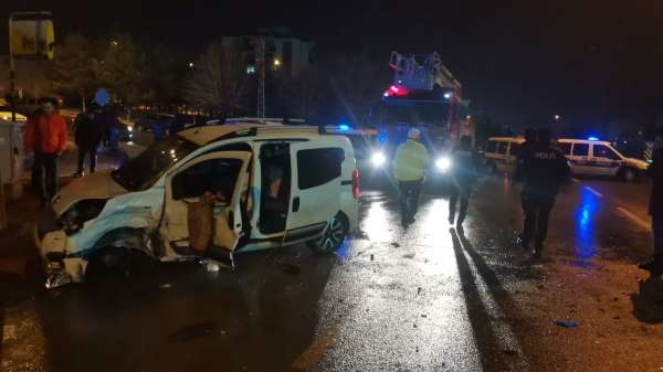 Nevşehir'de 14 aracın karıştığı zincirleme trafik kazası: 3'ü ağır 7 yaralı