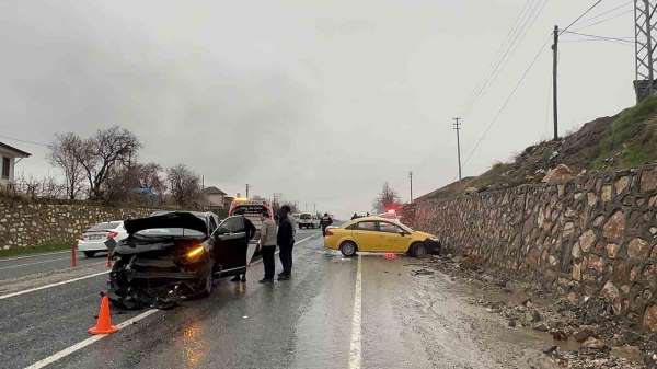 Elazığ'da trafik kazası: 2 yaralı