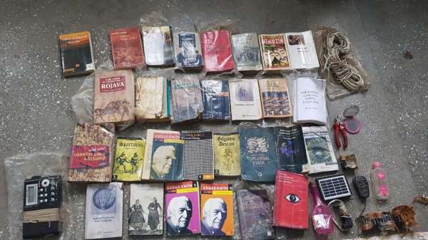 Bitlis'te terör örgütüne ait elle çizilmiş harita ve çok sayıda kitap ele geçiri