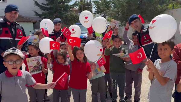 Amasya'da jandarmalar öğrencilere bayram sevinci yaşattı