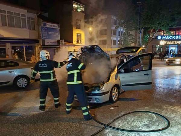 Bilecik'te seyir halinde alev alan ve patlamalar yaşanan araç yangını korkuttu