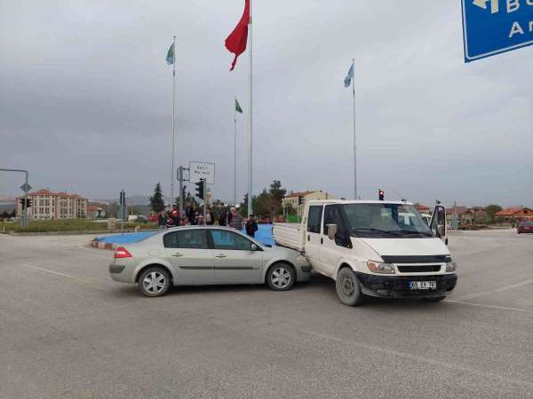Burdur'da kırmızı ışık ihlali yapan ehliyetsiz sürücü kazaya neden oldu
