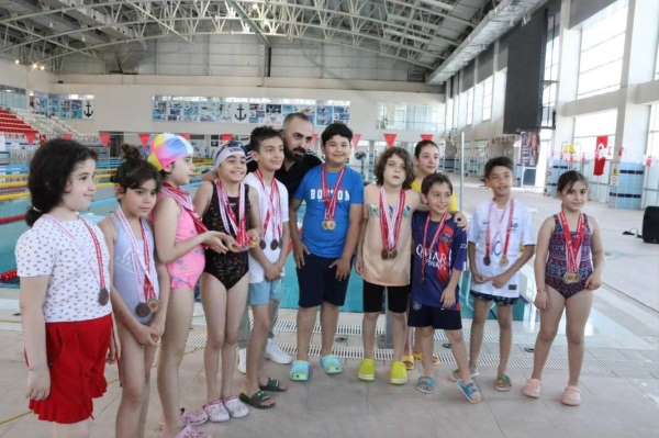 Osmaniye'de okullar arası minikler yüzme yarışması şampiyonları belli oldu