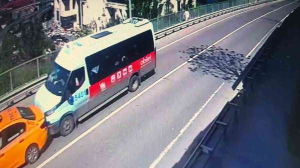 Sarıyer'de 5 yolcunun yaralandığı minibüs kazası kamerada