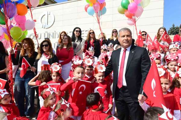 Anadolu Üniversitesi'nde minikler 23 Nisan'ı coşkuyla kutladı