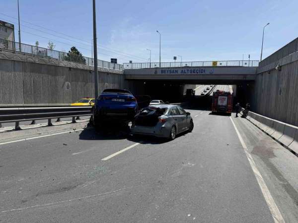 Beylikdüzü'nde 6 araçlı zincirleme kaza: 3 yaralı