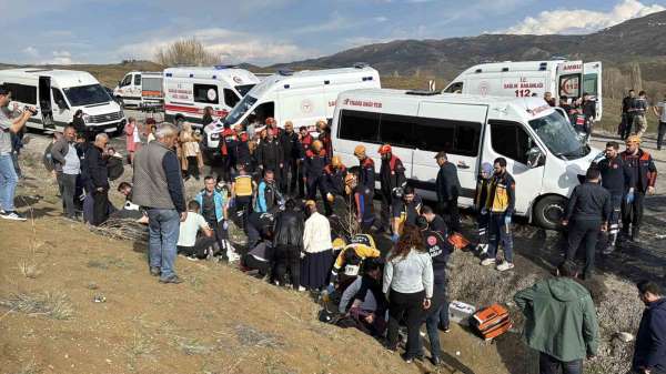 Öğretmenleri taşıyan minibüs kazaya karıştı: 3'ü ağır 15 yaralı