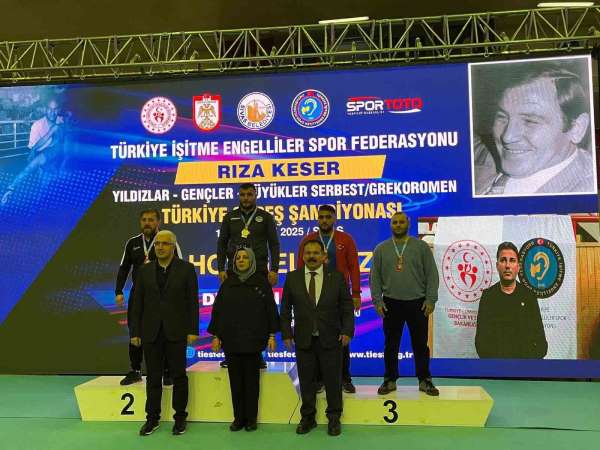 Sakarya Büyükşehir güreşçileri Sivas'ta şampiyon oldu