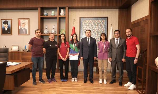 Şampiyon sporcular valilik makamında ağırlandı