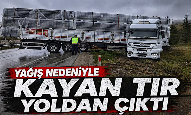 Yağış nedeniyle kayan tır yoldan çıktı