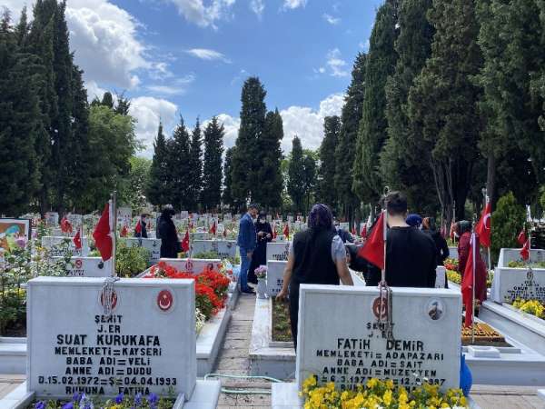 Ramazan Bayramı öncesi aileler, Edirnekapı Şehitliği'ni ziyaret etti