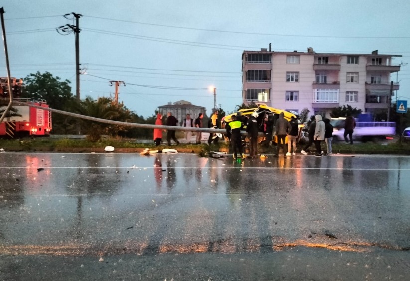 Samsun'da ticari taksi direğe çarptı: 2 yaralı