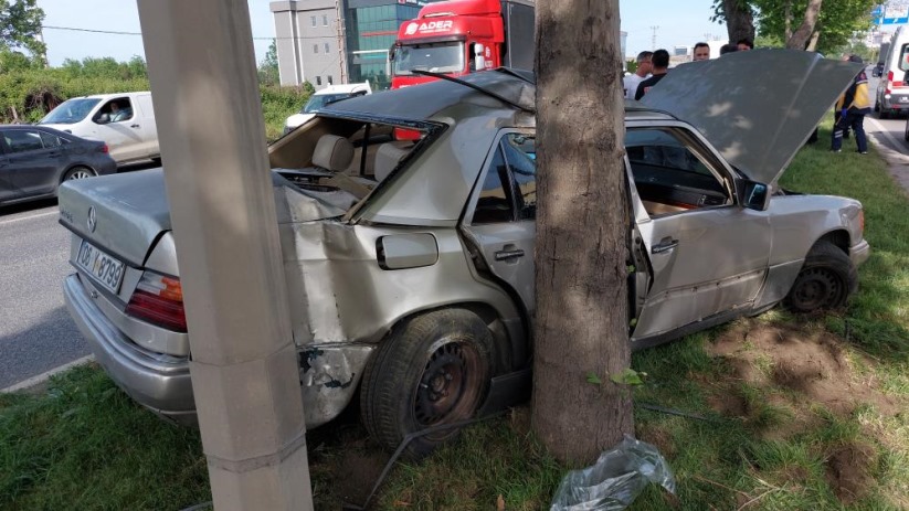 Samsun'da otomobil önce tıra, ardından ağaca çarptı: 1 yaralı