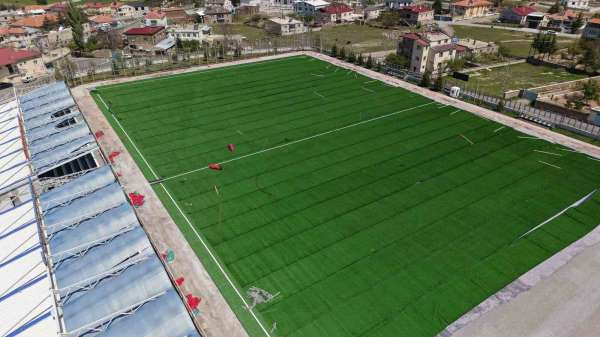 Başakpınar Spor Merkezi'nin çimleri ve yedek kulübeleri yenileniyor