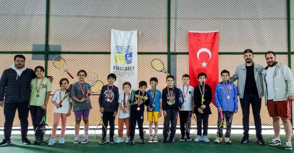 Karacabey Belediyesi Spor Tesisleri'nde minik raketler sahne aldı