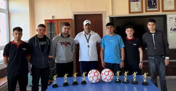 Tavşanlı Anadolu İmam Hatip Lisesi'nde mini futsal turnuvası