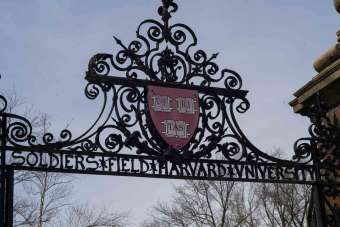 Trump yönetimi Harvard Üniversitesi'nin yabancı öğrenci kabulünü yasakladı