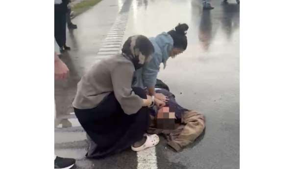 Kaza yapanlara yardım etmek isterken otomobilin çarptığı yaya hayatını kaybetti