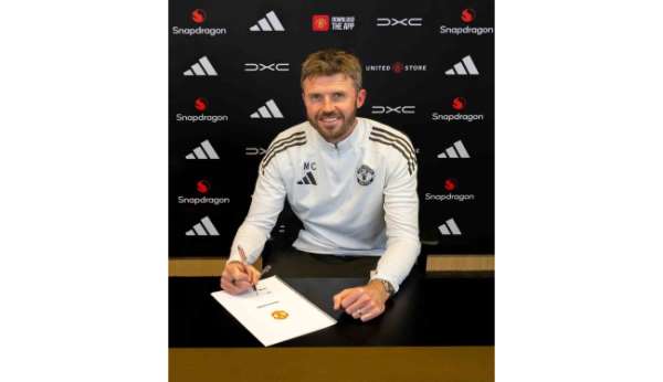 Manchester United, 2 yıl daha Michael Carrick'e emanet